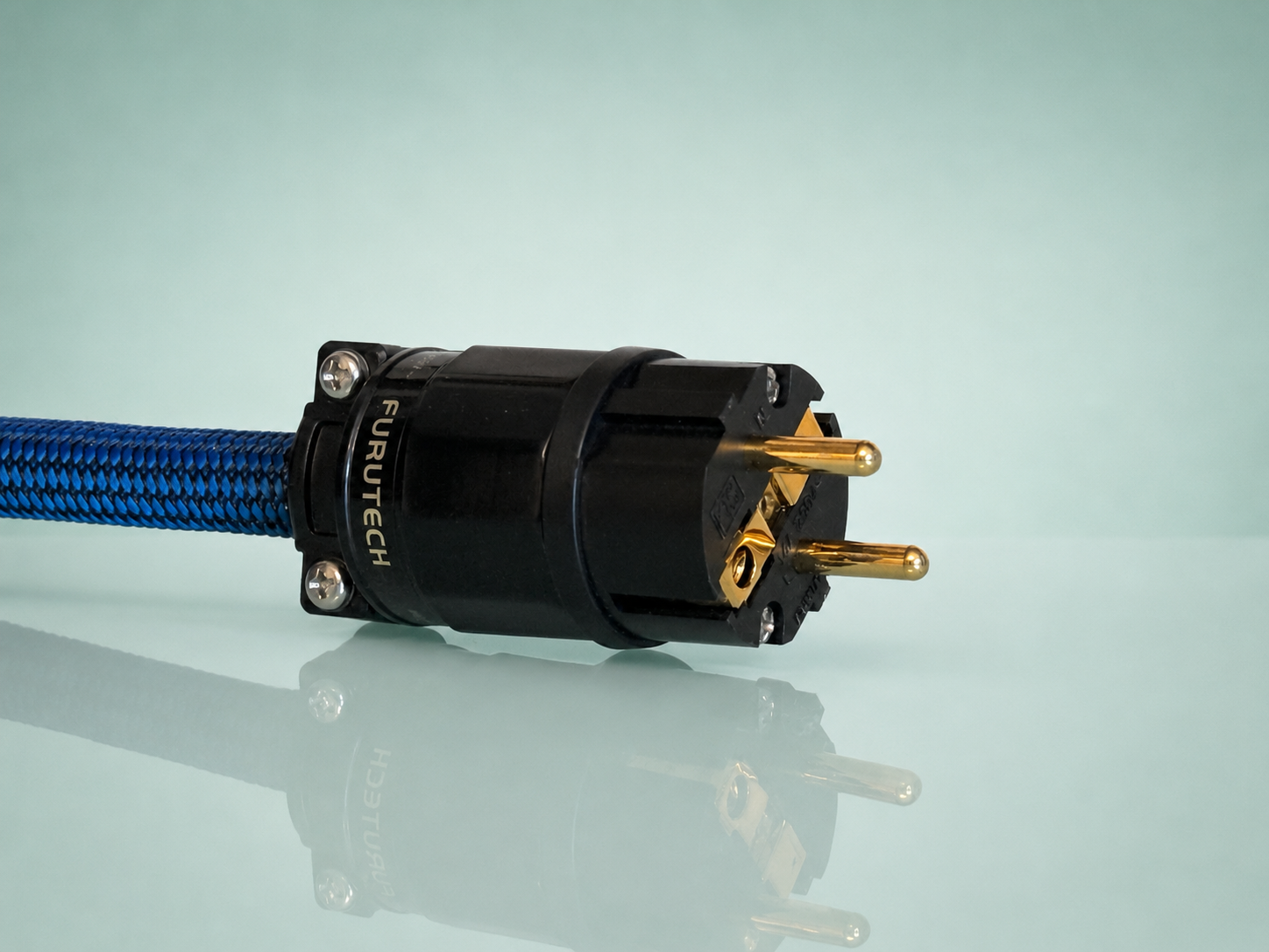 Power cable plug detail 2